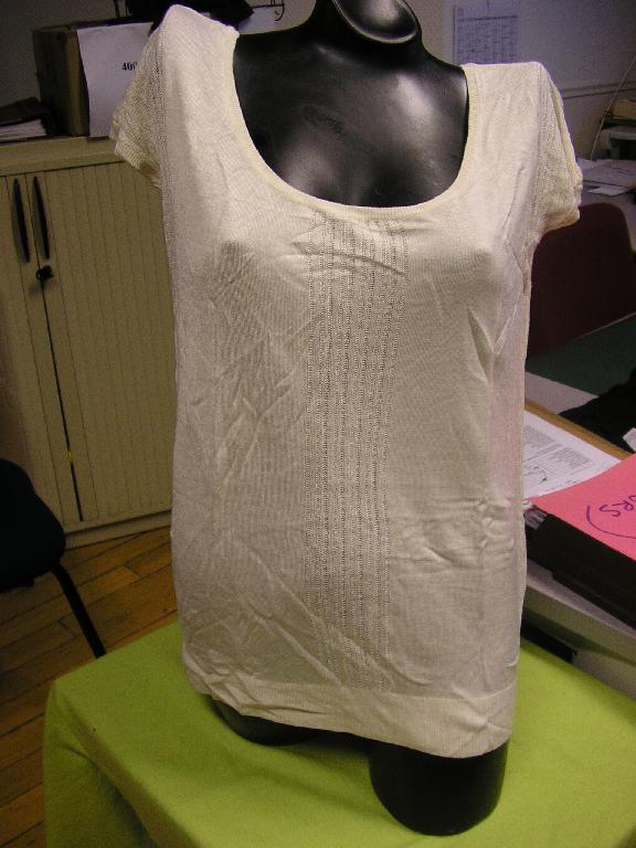 VETEMENT DESTINE A RECOUVRIR LA PARTIE SUPERIEURE DU CORPS, GENRE PULOVER, POUR FEMME, EN BONNETERIE 70% BAMBOU ET 30% VISCOSE, COMPORTANT UNE GRANDE ENCOLURE ARRONDIE DONT LA BORDURE EST EN BORD-COTES, DES MINI-MANCHES COURTES DONT LES EXTREMITES SONT EN BORD-COTES, LA BASE DU VETEMENT EST EN BORD-COTES, DECORATION POINTS DE TRICOT APPARENTS.