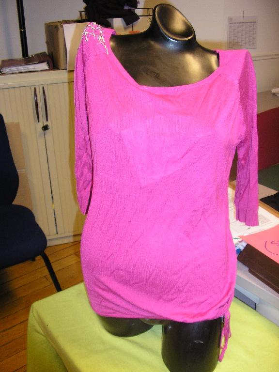 VETEMENT DESTINE A RECOUVRIR LA PARTIE SUPERIEURE DU CORPS, GENRE PULLOVER, POUR FEMME, EN BONNETERIE 70% BAMBOU ET 30% VISCOSE, COMPORTANT UNE GRANDE ENCOLURE DONT LA BORDURE EST EN BORD-COTES, DES MANCHES 3/4 DONT LES EXTREMITES SONT EN BORD-COTES, LA BASE EST OURLEE AVEC DES LIENS RESSERRANTS A NOUER, DECORATION PAILLETTES ET PERLES COUSUES SUR L'EPAULE DROITE.