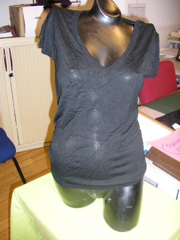 VETEMENT DESTINE A RECOUVRIR LA PARTIE SUPERIEURE DU CORPS, GENRE PULLOVER, POUR FEMME, EN BONNETERIE 70% BAMBOU ET 30% VISCOSE, COMPORTANT UNE ENCOLURE EN V DONT LA BORDURE EST EN BORD-COTES, DES MINI-MANCHES COURTES DONT LES EXTREMITES SONT EN BORD-COTES, LA BASE DU VETEMENT EST EN BORD-COTES, DECORATION UN PETIT NOEUD SUR CHAQUE EPAULE.