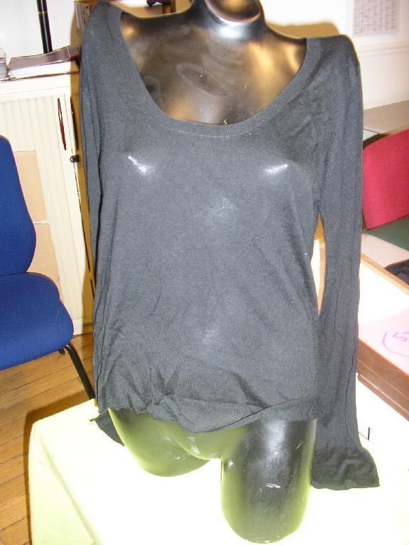 VETEMENT DESTINE A RECOUVRIR LA PARTIE SUPERIEURE DU CORPS, GENRE PULLOVER, POUR FEMME, EN BONNETERIE 70% BAMBOU ET 30% VISCOSE, COMPORTANT UNE ENCOLURE ARRONDIE DONT LA BORDURE EST EN BORD-COTES, DES MANCHES LONGUES DONT LES EXTREMITES SONT EN BORD ROULOTTE, LA BASE DU VETEMENT EST EN BORD ROULOTTE.