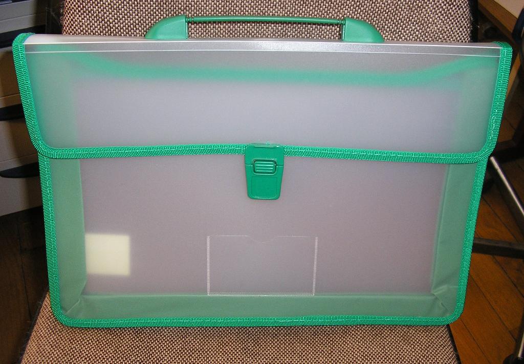 MALLETTE PORTE-DOCUMENTS À SURFACE EXTÉRIEURE EN MATIÈRE PLASTIQUE (POLYPROPYLENE) TRANSLUCIDE ET RIGIDE, DE FORME RECTANGULAIRE (DIMENSIONS 38 X 26 CM), AVEC UNE POIGNÉE EN MATIERE PLASTIQUE SUR LE DESSUS, AVEC UN RABAT SUR LE DEVANT MAINTENU FERMÉ PAR UNE BOUCLE CLIP EN MATIERE PLASTIQUE, AVEC DEUX COMPARTIMENTS A L’INTERIEUR, AVEC SUR LE DEVANT UNE PETITE POCHE PERMETTANT D’INTRODUIRE UNE ETIQUETTE.

CE PORTE DOCUMENT EST DOTE D’UN BIAIS EN TISSU SUR TOUT SON POURTOUR.