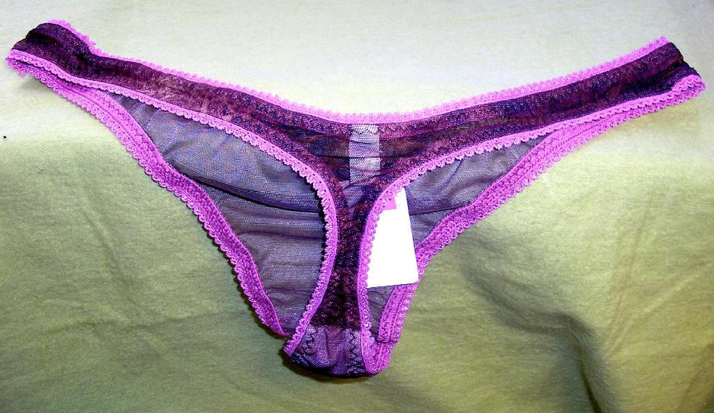 SLIP POUR FEMMES DE TYPE STRING EN TULLE DE FIBRES SYNTHÉTIQUES (69% POLYESTER - 31% LYCRA), IMPRIMÉ, DOUBLÉ À L'ENTREJAMBE ET COMPORTANT SUR TOUT SON POURTOUR UN GALON ÉLASTIQUE DE COULEUR CONTRASTÉE.