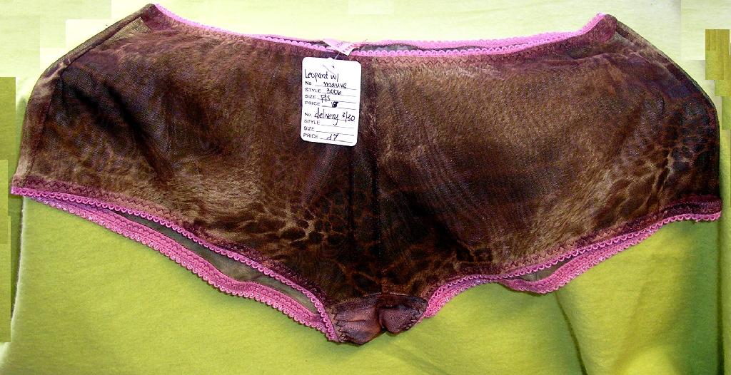 SLIP POUR FEMMES DE TYPE BOXER EN TULLE DE FIBRES SYNTHÉTIQUES (69% POLYESTER - 31% LYCRA), IMPRIMÉ, DOUBLÉ À L'ENTREJAMBE ET COMPORTANT SUR TOUT SON POURTOUR UN GALON ÉLASTIQUE DE COULEUR CONTRASTÉE.