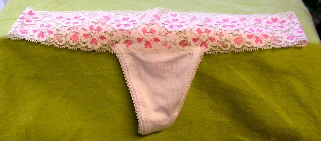 SLIP POUR FEMMES DE TYPE STRING, TAILLE BASSE, MAJORITAIREMENT EN DENTELLE BICOLORE DE FIBRES ARTIFICIELLES (90% RAYONNE - 10% LYCRA).
L'ENTREJAMBE EST CONFECTIONNÉE EN BONNETERIE UNICOLORE ET PRÉSENTE UNE DOUBLURE AINSI QU'UN POURTOUR ÉLASTIQUÉ.