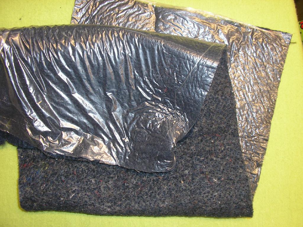 L'ARTICLE EST CONSTITUÉ D'UN FEUTRE AIGUILLETÉ RECOUVERT SUR UNE FACE D'UNE FEUILLE EN MATIÈRE PLASTIQUE (PVC) COLLÉE.