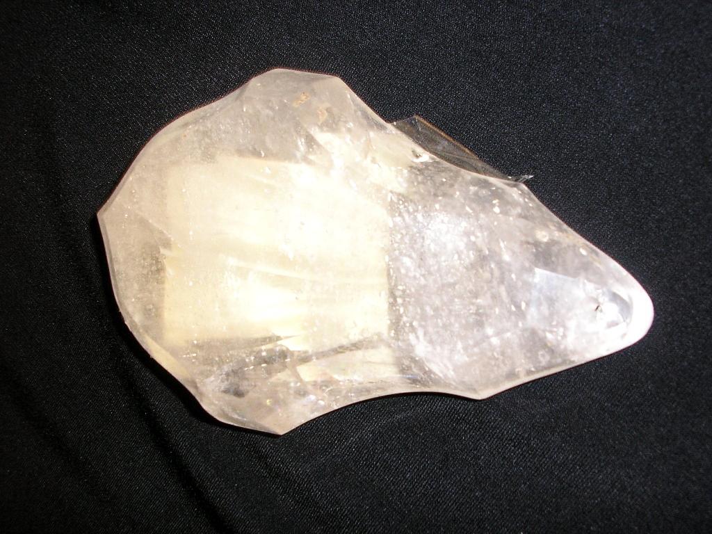 PIECES DE LUSTRERIE, PENDELOQUE EN QUARTZ, MUNI D'UN TROU A SA HAUTEUR SERVANT A ETRE SUSPENDU.