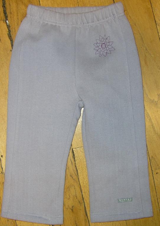 SURVÊTEMENT DE SPORT POUR FILLETTES COMPOSÉ DE DEUX PARTIES CONFECTIONNÉES EN ÉTOFFE DE BONNETERIE GRATTÉE À L'INTÉRIEUR, MAJORITAIREMENT DE COTON (53% COTON ET 47% POLYESTER), CONDITIONNÉES ENSEMBLE POUR LA VENTE AU DÉTAIL, DANS DES TAILLES ASSORTIES. 

- UN VÊTEMENT DESTINÉ À RECOUVRIR LA PARTIE SUPÉRIEURE DU CORPS, GENRE PULLOVER, AVEC UN COL ROND MUNI D'UN BORD CÔTE, AVEC UNE OUVERTURE PARTIELLE SUR LE HAUT CÔTÉ GAUCHE AU NIVEAU DE L'ENCOLURE FERMÉE AU MOYEN DE 3 BOUTONS PRESSION, AVEC DES MANCHES LONGUES POURVUES À LEUR EXTRÉMITÉ D'UN BORD CÔTE, AVEC UNE BASE OURLÉE. 
CE VÊTEMENT PRÉSENTE DES IMPRESSIONS SUR LE DEVANT À DROITE ET UN LOGO COUSU SUR LE DEVANT EN BAS À GAUCHE.

-UN PANTALON DESCENDANT SOUS LES CHEVILLES, AVEC UNE BANDE ÉLASTIQUE À LA TAILLE, AVEC UN OURLET À L'EXTRÉMITÉ DES JAMBES.
CE VÊTEMENT PRÉSENTE UNE IMPRESSION SUR LE DEVANT EN HAUT À GAUCHE ET UN LOGO COUSU SUR LE DEVANT EN BAS À GAUCHE.