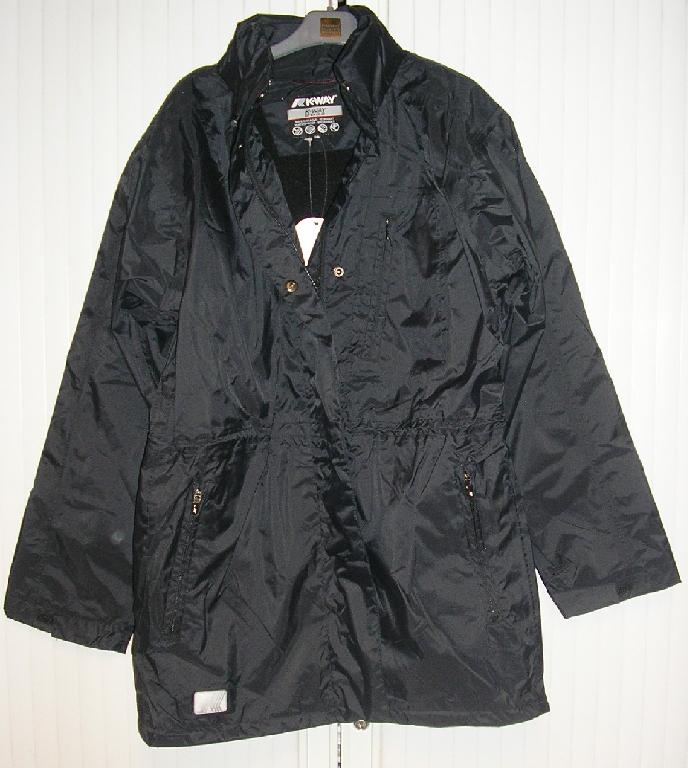 VÊTEMENT POUR FEMME, GENRE PARKA, EN TISSU DE FIBRES SYNTHÉTIQUES (100% POLYAMIDE) ENDUIT DE FAÇON PERCEPTIBLE À L'ŒIL NU SUR LA FACE INTERNE, DESTINÉ À RECOUVRIR LA PARTIE SUPÉRIEURE DU CORPS, DESCENDANT JUSQU'À MI-CUISSES, AVEC UN COL MONTANT CONTENANT UN CAPUCHON REPLIÉ MUNI D'UN CORDON RESSERRANT SUR SON POURTOUR, AVEC DES MANCHES LONGUES POURVUES À LEURS EXTRÉMITÉS D'UNE PATTE RESSERRANTE SE FERMANT  PAR VELCRO, AVEC UNE OUVERTURE COMPLÈTE SUR LE DEVANT SE FERMANT AU MOYEN D'UNE FERMETURE À GLISSIÈRE ET DE BOUTONS PRESSION AVEC PATTE DE PROTECTION DROITE SUR GAUCHE, AVEC DEUX POCHES SUR LE DEVANT AU NIVEAU DES HANCHES ET UNE POCHE AU NIVEAU DE LA POITRINE À GAUCHE SE FERMANT AU MOYEN D'UNE FERMETURE À GLISSIÈRE, AVEC UNE DOUBLURE COMPLÈTE, AVEC UN CORDON COULISSANT RESSERRANT À LA TAILLE ET UN AUTRE À LA BASE, AVEC UN OURLET À LA BASE, AVEC UN LOGO COUSU SUR LE DEVANT EN BAS À DROITE.