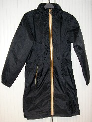 MANTEAU POUR FEMMES, EN TISSU DE FIBRES SYNTHÉTIQUES (POLYAMIDE) ENDUIT SUR LA FACE INTERNE DE MATIÈRE PLASTIQUE DE FAÇON PERCEPTIBLE À L'OEIL NU, TEINT UNIFORMÉMENT, DESCENDANT JUSQU'AU-DESSUS DES GENOUX (LONGUEUR DOS : 92 CM POUR UNE TAILLE 38). 

CE MANTEAU PRÉSENTE UN COL MONTANT DISSIMULANT UNE CAPUCHE POURVUE D'UN CORDON RESSERRANT, UNE OUVERTURE COMPLÈTE SUR LE DEVANT SE FERMANT AU MOYEN D'UNE FERMETURE À GLISSIÈRE, UNE DOUBLURE COMPLÈTE EN BONNETERIE POLAIRE, DES MANCHES LONGUES RESSERRÉES À LEUR EXTRÉMITÉ PAR UN BORD ÉLASTIQUE, UNE CORDON COULISSANT RESSERRANT À LA TAILLE ET DEUX POCHES FENDUES LATÉRALES AVEC FERMETURE À GLISSIÈRE. 

LA BASE DU VÊTEMENT EST OURLÉE.