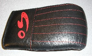 GANT DE SPORT, DENOMME GANT POUR SAC DE FRAPPE, EN CUIR, AVEC UNE BANDE ELASTIQUEE AU NIVEAU DU POIGNET. LE GANT EST DOTE A L’INTERIEUR DE RENFORT (50% CAOUTCHOUC – 50% POLYURETHANE).