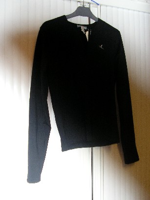 ENSEMBLE POUR FEMME EN ETOFFE DE BONNETERIE 92% POLYAMIDE 8% ELASTHANNE COMPOSE:

-D'UN VETEMENT DESTINE A RECOUVRIR LA PARTIE SUPERIEURE DU CORPS, GENRE PULLOVER, COMPORTANT UNE ENCOLURE ARRONDIE, UNE OUVERTURE PARTIELLE SUR LE DEVANT AU MILIEU, DES MANCHES LONGUES AUX EXTREMITES OURLEES, LA BASE DU VETEMENT EST OURLEE, AVEC LOGO PUBLICITAIRE BRODE COTE GAUCHE SUR LA POITRINE.
-D'UN VETEMENT DESTINE A RECOUVRIR LA PARTIE INFEREIEURE DU CORPS, GENRE PANTALON, SANS OUVERTURE, COMPORTANT UNE TAILLE ELASTIQUE, LA BASE DES JAMBES EST OURLEE, AVEC LOGO PUBLICITAIRE BRODE AU BAS DE LA JAMBE GAUCHE.