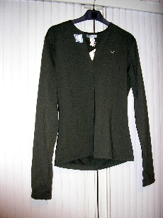 ENSEMBLE POUR FEMME EN ETOFFE DE BONNETERIE 92% POLYAMIDE 8% ELASTHANNE COMPOSE:

-D'UN VETEMENT DESTINE A RECOUVRIR LA PARTIE SUPERIEURE DU CORPS, GENRE PUULOVER, COMPORTANT UNE ENCOLURE ARRONDIE AVEC UNE OUVERTURE PARTIELLE SUR LE DEVANT AU MILIEU, DES MANCHES LONGUES AUX EXTREMITES OURLEES, LA BASE DU VETEMENT EST OURLEE, AVEC LOGO PUBLICITAIRE BRODE COTE GAUCHE SUR LA POITRINE.
-D'UN VETEMENT DESTINE A RECOUVRIR LA PARTIE INFERIEURE DU CORPS, GENRE PANTALON, SANS OUVERTURE, COMPORTANT UNE TAILLE ELASTIQUE, LA BASE DES JAMBES EST OURLEE, AVEC LOGO PUBLICITAIRE BRODE AU BAS DE LA JAMBE GAUCHE.