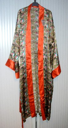 DESHABILLE (PEIGNOIR / ROBE DE CHAMBRE) POUR FEMMES EN TISSU DE SOIE IMPRIME, DESCENDANT JUSQUE SOUS LES MOLLETS, COMPRTANT DEUX MANCHES LONGUES EVASEES, UNE OUVERTURE COMPLETE SUR LE DEVANT AVEC DEUX LIENS, DEUX POCHES LATERALES ET UNE CEINTURE A LA TAILLE EN TISSU DE SOIE ASSORTI SE GLISSANT DANS LES PASSANTS DU DESHABILLE.