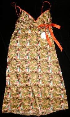 ROBE POUR FEMMES EN TISSU SATINÉ DE SOIE (100% SOIE), IMPRIMÉ, DESCENDANT AU-DESSOUS DES GENOUX, LÉGÈREMENT ÉVASÉE VERS LA BASE. 

CETTE ROBE COMPORTE UNE ENCOLURE EN V TRÈS DÉCOLLETÉE BORDÉE D'UN BIAIS DE COULEUR CONTRASTÉE QUI SE PROLONGE PAR DE FINES BRETELLES RÉGLABLES, UN BORD ÉLASTIQUE DANS LE DOS, UN GALON FRONCÉ RAPPORTÉ SOUS LA POITRINE PRÉSENTANT SUR LE CÔTÉ GAUCHE DEUX LIENS SATINÉS DE LA MÊME COULEUR QUE LES BRETELLES À NOUER ENSEMBLE. 

LA BASE DE LA ROBE EST OURLÉE