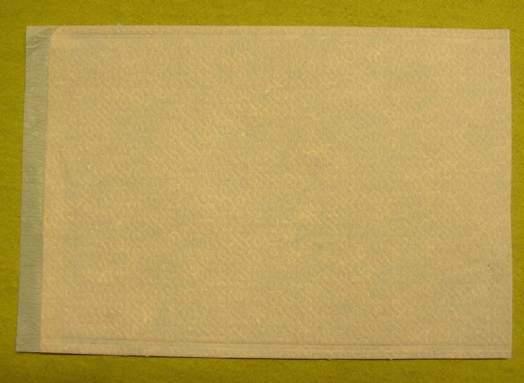 GANT DE TOILETTE EN FIBRES DE CELLULOSE, AVEC UNE FEUILLE DE MATIÈRE PLASTIQUE EN DOUBLURE À L'INTÉRIEUR. 
CE GANT EST À USAGE UNIQUE.
LE CONDITIONNEMENT SE FAIT PAR 50 DANS DES SACHETS PLASTIQUES, EUX-MÊMES REGROUPÉS PAR 28 DANS DES CARTONS.
