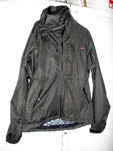 VETEMENT DESTINE A RECOUVRIR LA PARTIE SUPERIEURE DU CORPS, GENRE BLOUSON, NON RECONNAISSABLE COMME ETANT POUR HOMME OU POUR FEMME, EN TISSU 100% POLYESTER AVEC UNE ENDUCTION 100% POLYURETHANNE VISIBLE A L'OEIL NU, COMPORTANT UN COL MONTANT PROLONGE D'UNE CAPUCHE AVEC UN ARCEAU METALLIQUE FORMANT VISIERE ET UN CORDON RESSERRANT REGLABLE, UNE OUVERTURE COMPLETE SUR LE DEVANT AU MILIEU AVEC UNE PATTE DE PROTECTION ET UNE FERMETURE A GLISSIERE, DES MANCHES LONGUES DONT LES EXTREMITES SONT OURLEES ET SE RESSERRENT PAR BANDES VELCRO, UNE GRANDE POCHE VERTICALE AVEC FERMETURE A GLISSIERE ET PATTE DE PROTECTION DE CHAQUE COTE DE LA POITRINE, UNE POCHE EN BIAIS AVEC FERMETURE A GLISSIERE DE CHAQUE COTE DES HANCHES, LA BASE DU VETEMENT EST OURLEE AVEC UN CORDON RESSERRANT REGLABLE, DOUBLURE COMPLETE 100% POLYESTER ASPECT MAILLES FILET AVEC UNE POCHE A FERMETURE A GLISSIERE COTE GAUCHE ET UNE POCHE EN MAILLES FILET DE CHAQUE COTE, LOGO PUBLICITAIRE BRODE SUR LA POCHE POITRINE GAUCHE.