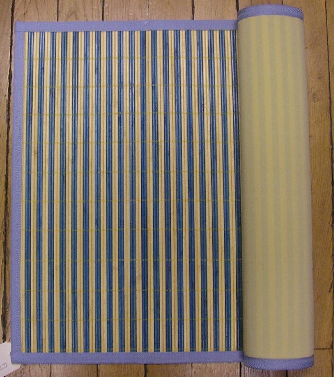 TAPIS DE FORME RECTANGULAIRE (60 CM *90 CM) EN LATTES DE BAMBOU DE 5 MM DE LARGE (MATIÈRE VÉGÉTALE) PARALLÉLISÉES À PLAT PAR DES FILS TEXTILES, AVEC UN PLANCHER EN MATIÈRE SYNTHÉTIQUE ANTIDÉRAPENTE, BORDÉ SUR SON POURTOUR D'UN BIAIS EN TISSU DE 2 CM DE LARGE.