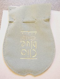 POCHETTE DE PRESENTATION EN MATIERE TEXTILE (SUEDINE) DE FORME OVALE (DIMENSIONS : 13 CM / 8.5 CM), AVEC DEUX LIENS COULISSANT RESSERRANT AU SOMMET PERMETTANT LA FERMETURE DE L'ARTICLE, AVEC UN LOGO PUBLICITAIRE ET DEUX PETITS POISSONS DE COULEUR ARGENTE SUR UNE FACE.

CETTE POCHETTE, QUI SERA REMISE À TITRE GRATUIT, EST DESTINÉE À CONTENIR UN BIJOU.