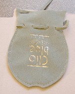 POCHETTE DE PRESENTATION EN MATIERE TEXTILE (SUEDINE) DE FORME OVALE (DIMENSIONS : 13 CM / 8.5 CM), AVEC DEUX LIENS COULISSANT RESSERRANT AU SOMMET PERMETTANT LA FERMETURE DE L'ARTICLE, AVEC UN LOGO PUBLICITAIRE ET DEUX PETITS POISSONS DE COULEUR ARGENTE SUR UNE FACE.

CETTE POCHETTE, QUI SERA REMISE À TITRE GRATUIT, EST DESTINÉE À CONTENIR UN BIJOU.