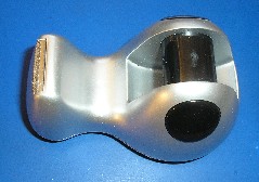 DEVIDOIR DE BUREAU EN MATIERE PLASTIQUE POUR RUBAN ADHESIF, (DIMENSIONS 12CM X 7CM ENVITON) CONCU D’UN SOCLE PERMETTANT DE LE POSER ET D’UN SYSTEME DEROULEUR PERMETTANT DE PLACER UN ROULEAU DE SCOTCH. CET ARTICLE EST DOTE D’UNE LAME D’ACIER DESTINEE A COUPER LE SCOTCH.

CET ARTICLE EST PRESENTE DANS UN EMBALLAGE EN CARTON SANS LE SCOTCH.