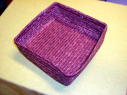 OUVRAGE DE VANNERIE, GENRE PETIT PANIER, EN MATIERE VEGETALE, DE DIMENSION (19 CM X 20 CM).