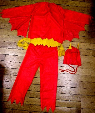 ASSORTIMENT DE PLUSIEURS ARTICLES CONSISTANT EN UN DÉGUISEMENT DE "SORCIÈRE" POUR ENFANTS, CONDITIONNÉ DANS UN EMBALLAGE PLASTIQUE POUR LA VENTE AU DÉTAIL, ET COMPOSÉ DE : 

- UN ENSEMBLE CONSTITUÉ D'UN VÊTEMENT DESTINÉ À RECOUVRIR LA PARTIE SUPÉRIEURE DU CORPS, DU GENRE BLOUSE, ET D'UNE JUPE ; CES DEUX VÊTEMENTS SONT CONFECTIONNÉS DANS LE MÊME TISSU DE FIBRES SYNTHÉTIQUES (NYLON), TEINT UNIFORMÉMENT.

LA BLOUSE PRÉSENTE UNE ENCOLURE RAS-DE-COU DE FORME ARRONDIE, UNE OUVERTURE PARTIELLE DANS LE DOS SE FERMANT SUR LA NUQUE AU MOYEN D'UNE BANDE VELCRO ET DES MANCHES LONGUES FORME PAGODE. LE POURTOUR DE L'ENCOLURE EST SURFILÉ.

LA JUPE PRÉSENTE UNE TAILLE ÉLASTIQUÉE SANS OUVERTURE.
L'EXTRÉMITÉ DES MANCHES DE LA BLOUSE ET LA BASE DE LA JUPE SONT DÉCOUPÉES EN FORME DE POINTES. 

- UN CHAPEAU POINTU CONFECTIONNÉ, DANS LE MÊME TISSU QUE L'ENSEMBLE, POURVU D'UN CERCEAU SUR SON POURTOUR.