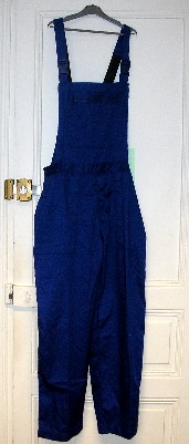 SALOPETTE DE TRAVAIL POUR HOMMES EN TISSU SERGÉ DE POLYESTER (65 %) ET DE COTON (35 %), TEINTÉ UNIFORMÉMENT EN BLEU MARINE, DE FACTURE SIMPLE, AVEC DES COUTURES RENFORCEES, NE COMPORTANT AUCUNE DÉCORATION.
CETTE SALOPETTE PRÉSENTE UNE BAVETTE SUR LE DEVANT AVEC UNE POCHE MUNIE D’UNE FERMETURE À GLISSIÈRE, DEUX BRETELLES REGLABLES AVEC BANDE ELASTIQUE AU NIVEAU DES EPAULES SE FERMANT PAR CLIPS EN MATIÈRE PLASTIQUE,  UNE VERITABLE BRAGUETTE AVEC FERMETURE A GLISSIÈRE, DEUX POCHES PLAQUEES SUR LE DEVANT SUR CHAQUE CUISSE, DEUX OUVERTURES PARTIELLES LATERALES, A LA TAILLE, SE FERMANT PAR DEUX BOUTONS ET UNE POCHE A L’ARRIERE AVEC BOUTON PRESSION.