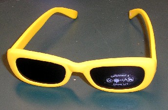 SET DE PLAGE POUR GARÇONNETS, CONSISTANT EN UN LOT DE DIVERS ARTICLES CONDITIONNÉS ENSEMBLE POUR LA VENTE AU DÉTAIL ET COMPRENANT UNE SERVIETTE DE PLAGE, UNE PAIRE DE LUNETTES DE SOLEIL, UNE PAIRE DE CHAUSSURES DE PLAGE, UNE VISIÈRE PARE-SOLEIL, UNE PETITE VOITURE EN PLASTIQUE ET UN SAC EN MATIÈRE PLASTIQUE. 
TOUS CES ARTICLES FONT L'OBJET D'UN CLASSEMENT SÉPARÉ.

CE RTC REPREND UNIQUEMENT LA PAIRE DE LUNETTES SOLAIRES POUR ENFANTS. 
CELLE-CI COMPORTE UNE MONTURE EN MATIÈRE PLASTIQUE DE COULEUR JAUNE ET DES VERRES EN MATIÈRE PLASTIQUE (ACRYLIQUE) TEINTÉE, TRAITÉS ANTI-UV. 


LES AUTRES ARTICLES SONT REPRIS SÉPARÉMENT SUR LES RTC FR-E4-2006-000730-01, FR-E4-2006-000730-03, FR-E4-2006-000730-04, FR-E4-2006-000730-05 ET FR-E4-2006-000730-06.