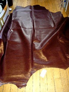 CUIR DE BOVIN, TANNE, D'UNE SUPERFICIE D'ENVIRON 2.70 M2, DONT LA SURFACE EST RECOUVERTE D'UN FILM DE POLYURETHANE D'UNE EPAISSEUR N'EXCEDANT PAS 0.15 MM, DESTINE A LA FABRICATION DES REVETEMENTS DE CANAPE.