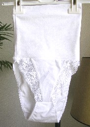 CULOTTE EN ETOFFE DE BONNETERIE DE COTON (95% COTON – 5% ELASTHANE), SANS OUVERTURE, SURMONTEE D’UNE BANDE VENTRALE EN DOUBLE EPAISSEUR D’UNE HAUTEUR DE 18 CM. LA CULOTTE EST DOTEE D’UNE BANDE DE DENTELLE SUR LES COTES DU DEVANT ET D’UN FOND DOUBLE EN BONNETERIE DE COTON.

CETTE BANDE VENTRALE MAINTIEN LES REINS ET LA BASE DU DOS AU CHAUD.