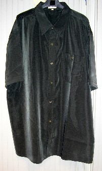 CHEMISETTE POUR HOMMES EN TISSU DE FIBRES SYNTHÉTIQUES (POLYESTER), TEINT UNIFORMÉMENT, D'ASPECT SOYEUX, DESCENDANT SUR LA HANCHES, AVEC UN COL, AVEC DES MANCHES COURTES OURLÉES À LEUR EXTRÉMITÉ, AVEC UNE OUVERTURE COMPLÈTE SUR LE DEVANT SE FERMANT GAUCHE SUR DROITE AU MOYEN DE BOUTONS EN MATIÈRE PLASTIQUE, AVEC UNE POCHE DE POITRINE BOUTONNÉE SUR LE CÔTÉ GAUCHE ET AVEC UNE BASE OURLÉE.