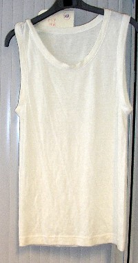 MAILLOT DE CORPS DE TYPE DÉBARDEUR, EN BONNETERIE DE LAINE UNICOLORE, DESCENDANT JUSQU'AUX HANCHES, SANS MANCHES, COMPORTANT UNE ENCOLURE ARRONDIE, DE LARGES EMMANCHURES OURLÉES SUR LEUR POURTOUR ET UN OURLET À LA BASE.