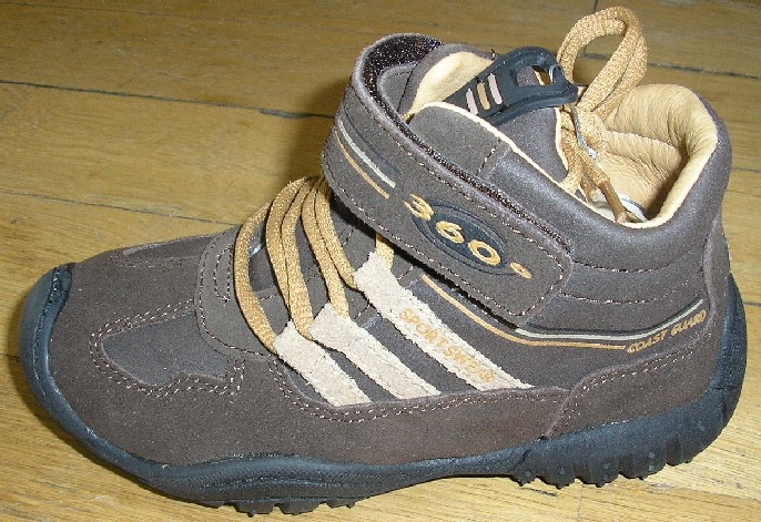 CHAUSSURE POUR ENFANTS, AVEC UN DESSUS MAJORITAIREMENT EN CUIR, COMPORTANT DES PARTIES EN MATIÈRE PLASTIQUE, AVEC UNE SEMELLE EXTÉRIEURE EN CAOUTCHOUC, NE RECOUVRANT PAS LA CHEVILLE, AVEC UNE SEMELLE INTÉRIEURE D'UNE LONGUEUR INFÉRIEURE À 24 CM, AVEC UNE LANGUETTE, AVEC DES LACETS ET UNE LANIÈRE MUNIE D'UNE BANDE VELCRO POUR LA FERMETURE.