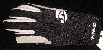 GANT POUR LA PRATIQUE DE LA VOILE, CONFECTIONNÉ MAJORITAIREMENT EN ÉTOFFE DE BONNETERIE STRATIFIÉE, NON RECONNAISSABLE COMME ÉTANT POUR HOMMES OU POUR FEMMES, S'ARRÊTANT AU POIGNET ET SE RESSERRANT AU MOYEN D'UNE PETITE BANDE VELCRO. 

CE GANT EST CONSTITUÉ :
- EN MAJORITÉ D'UNE ÉTOFFE DE BONNETERIE STRATIFIÉE (À SAVOIR UNE COUCHE DE CAOUTCHOUC NÉOPRÈNE RECOUVERTE SUR LES DEUX FACES D'UNE ÉTOFFE DE BONNETERIE DE FIBRES SYNTHÉTIQUES) SUR LE DOS DE LA MAIN ET LE POURTOUR DU POIGNET.
- DE NONTISSÉ DE FIBRES SYNTHÉTIQUES SUR LA PAUME ET LES ENTREDOIGTS.

L'EXTRÉMITÉ DU POUCE ET DE L'INDEX EST DÉCOUPÉE, LAISSANT LA DERNIÈRE PHALANGE DÉCOUVERTE.