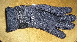 GANT DESTINE A LA PRATIQUE DE LA PLONGEE, CONFECTIONNÉ MAJORITAIREMENT EN ÉTOFFE DE BONNETERIE STRATIFIÉE COMPOSEE D’UNE COUCHE DE CAOUTCHOUC NÉOPRÈNE RECOUVERTE SUR LES DEUX FACES D'UNE ÉTOFFE DE BONNETERIE DE FIBRES SYNTHÉTIQUES (96% NEOPRENE) NON RECONNAISSABLE COMME ÉTANT POUR HOMMES OU POUR FEMMES, RECOUVRANT LE POIGNET ET SE RESSERRANT A L’AIDE D’UNE BANDE VELCRO RETENUE PAR UNE BOUCLE EN MATIERE PLASTIQUE. LA PAUME DE LA MAIN EST DOTEE DE PETITS LOSANGES EN MATIERE PLASTIQUE.

TAILLE : M