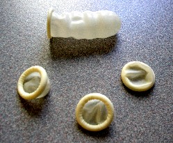 ARTICLE D’HYGIENE SOUS LA FORME D’UN DOIGTIER ROULE EN LATEX DESTINE À PROTEGER LES BLESSURES SURVENUES SUR LES DOIGTS.