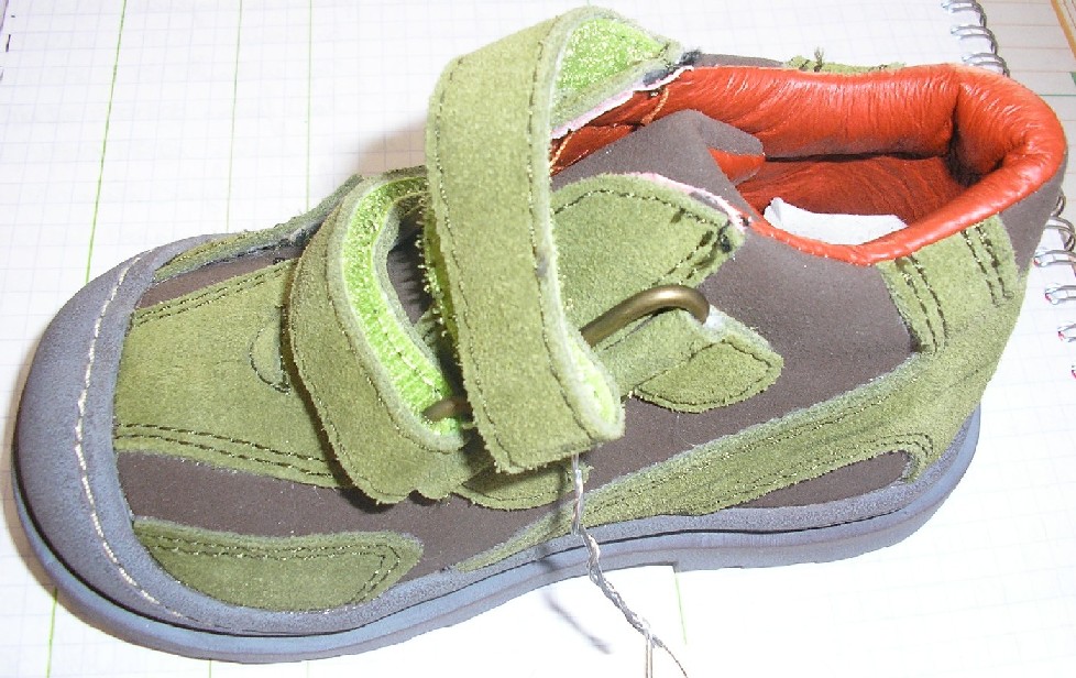 CHAUSSURE POUR ENFANTS, AVEC UN DESSUS MAJORITAIREMENT EN MATIÈRE PLASTIQUE COMPORTANT DES PARTIES EN CUIR, AVEC UNE SEMELLE EXTÉRIEURE EN CAOUTCHOUC, RECOUVRANT LA CHEVILLE, AVEC UNE SEMELLE INTÉRIEURE D'UNE LONGUEUR INFÉRIEURE À 24 CM, AVEC UNE LANGUETTE, AVEC DEUX PATTES DE SERRAGE SUR LE DESSUS MUNIES DE BANDES VELCRO POUR ASSURER UN BON MAINTIEN.