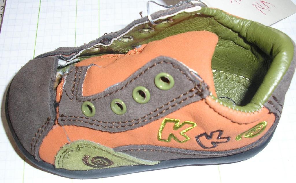 CHAUSSURE POUR ENFANTS, AVEC UN DESSUS MAJORITAIREMENT EN CUIR COMPORTANT DES PARTIES EN MATIÈRE PLASTIQUE, AVEC UNE SEMELLE EXTÉRIEURE EN CAOUTCHOUC, NE RECOUVRANT PAS LA CHEVILLE, AVEC UNE SEMELLE INTÉRIEURE D'UNE LONGUEUR INFÉRIEURE À 24 CM, AVEC UNE LANGUETTE, AVEC DES LACETS.