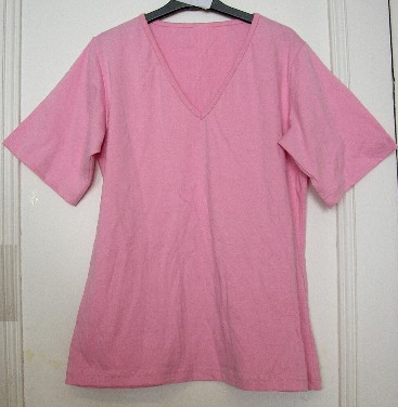 LOT DE DEUX VÊTEMENTS POUR FEMMES, CONDITIONNÉS ENSEMBLE POUR LA VENTE AU DÉTAIL MAIS FAISANT L'OBJET D'UN CLASSEMENT SÉPARÉ, COMPOSÉ DE :

- UN T-SHIRT EN BONNETERIE DE COTON, FAISANT L'OBJET DU RTC N° FR-E4-2006-001364-01.

- UNE JUPE LONGUE, GENRE JUPON, EN TISSU DE COTON, TEINTE UNIFORMÉMENT, SANS OUVERTURE, DESCENDANT JUSQU'AU-DESSOUS DES MOLLETS, COMPORTANT UNE BANDE ÉLASTIQUE À LA TAILLE, DEUX BANDES DE BRODERIE (GENRE CROCHET) DE 3 CM DE LARGEUR APPLIQUÉES SUR LE HAUT DES VOLANTS ET UN OURLET À LA BASE.