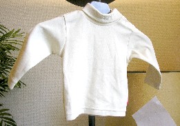 SOUS-PULL, NON RECONNAISSABLE COMME ETANT POUR GARCON OU POUR FILLE, EN ETOFFE DE BONNETERIE INTERLOCK DE COTON (100% COTON), DESTINE A COUVRIR LA PARTIE SUPERIEURE DU CORPS, DESCENDANT JUSQU’AUX HANCHES, COMPTANT AU MOINS 12 MAILLES PAR CENTIMETRE, AVEC UN COL MONTANT POUVANT SE RABATTRE SOUS FORME DE COL ROULE, AVEC UNE OUVERTURE PARTIELLE A L’EPAULE GAUCHE SE FERMANT A L’AIDE DE BOUTONS-PRESSION, AVEC DES MANCHES LONGUES MUNIES A LEURS EXTREMITES D’UN OURLET, AVEC UN OURLET A LA BASE, AVEC UN LOGO PUBLICITAIRE BRODE SUR LE COL.

TAILLE : 2 A 3 ANS