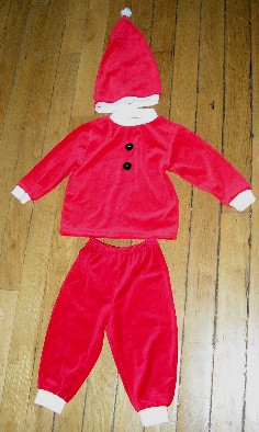 ASSORTIMENT D'ARTICLES CONSISTANT EN UN DÉGUISEMENT DE "PÈRE NOËL" POUR ENFANTS, CONDITIONNÉS ENSEMBLE POUR LA VENTE AU DÉTAIL ET COMPOSÉ DE :
 
- UN ENSEMBLE CONSTITUÉ D'UN VÊTEMENT DESTINÉ À RECOUVRIR LA PARTIE SUPÉRIEURE DU CORPS, DE TYPE PULL-OVER ET D'UN PANTALON, CONFECTIONNÉS DANS LA MÊME ÉTOFFE DE BONNETERIE DE COTON, DE TYPE VELOURS, TEINTE UNIFORMÉMENT.
LE PULL-OVER DESCEND JUSQU'AUX HANCHES ET COMPORTE UNE ENCOLURE DE FORME ARRONDIE ET DES MANCHES LONGUES. LE POURTOUR DE L'ENCOLURE AINSI QUE L'EXTRÉMITÉ DES MANCHES SONT BORDÉS PAR UN BORD-CÔTE DE COULEUR CONTRASTÉE. LE PULL-OVER PRÉSENTE SUR LE DEVANT DES IMPRESSIONS "TROMPE-L'OEIL" FIGURANT DEUX GROS BOUTONS. LA BASE DU VÊTEMENT EST OURLÉE.
LE PANTALON EST DE COUPE SIMPLE, SANS OUVERTURE À LA TAILLE ET DESCEND JUSQU'AUX CHEVILLES. IL COMPORTE UN BORD ÉLASTIQUE À LA TAILLE ET UN BORD-CÔTE DE COULEUR CONTRASTÉE À L'EXTRÉMITÉ DES JAMBES.

- UN BONNET CONFECTIONNÉ DANS LA MÊME ÉTOFFE QUE L'ENSEMBLE ET COMPORTANT UN POMPON BLANC À SON EXTRÉMITÉ ET UN BORD-CÔTE DE COULEUR BLANCHE SUR LE POURTOUR DE LA BASE.