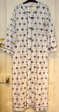VÊTEMENT POUR FEMMES, DESTINÉ À RECOUVRIR LES PARTIES SUPÉRIEURE ET INFÉRIEURE DU CORPS, SIMILAIRE À UNE VESTE D’INTÉRIEUR, DE COUPE SIMPLE, CONFECTIONNÉE EN ÉTOFFE DE BONNETERIE 100% COTON, À MAILLES FINES, IMPRIMÉE DE MOTIFS FIGURANT DES FLOCONS DE NEIGE, ET DESCENDANT JUSQU'AU-DESSUS DES CHEVILLES. 

CETTE VESTE PRÉSENTE UNE ENCOLURE EN V, DES MANCHES LONGUES OURLÉES À LEUR EXTRÉMITÉ ET BORDÉES D'UN FIN GALON TRICOTÉ SUR LEUR POURTOUR, UNE OUVERTURE COMPLÈTE SUR LE DEVANT SE FERMANT PAR UNE FERMETURE À GLISSIÈRE ET UN OURLET À LA BASE.