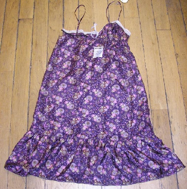 ROBE POUR FEMMES EN TISSU SATINÉ DE SOIE, IMPRIMÉ, DESCENDANT AU-DESSOUS DES GENOUX, LÉGÈREMENT ÉVASÉE VERS LA BASE, AVEC UNE ENCOLURE EN V TRÈS DÉCOLLETÉE, AVEC UN BIAIS ASPECT DENTELLE DE COULEUR CONTRASTÉE SUR TOUT LE POURTOUR DE L'ENCOLURE ET DES EMMANCHURES, SANS MANCHES, AVEC DE FINES BRETELLES RÉGLABLES DE LA MÊME ÉTOFFE QUE LA ROBE, AVEC UN ÉLASTIQUE À L'INTÉRIEUR DU VÊTEMENT FAISANT TOUT LE TOUR AU NIVEAU DU BAS DE LA POITRINE, AVEC UN NOEUD SUR LE DEVANT À LA BASE DU DÉCOLLETÉ, AVEC UNE BASE OURLÉE.