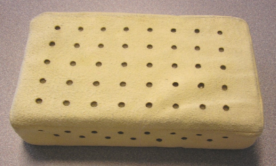 ÉPONGE PARALLÉLIPÉDIQUE EN MATIÈRE PLASTIQUE ALVÉOLAIRE (POLYURÉTHANNE) RECOUVERTE SUR SES 6 FACES DE 6 PIÈCES DE PEAU CHAMOISÉE, COUSUES SUR LES ARÊTES.
LA PEAU PRÉSENTE DES PERFORATIONS DE 4 MM DE DIAMÈTRE, ESPACÉES DE 16 MM, DISPOSÉES EN QUADRILLAGE SUR LES DEUX GRANDES FACES ET EN QUINCONCE SUR LES DEUX GRANDS CÔTÉS, LES DEUX DERNIÈRES FACES N'ÉTANT PAS PERFORÉES.
CET ARTICLE EST DESTINÉ À NETTOYER LES VOITURES.