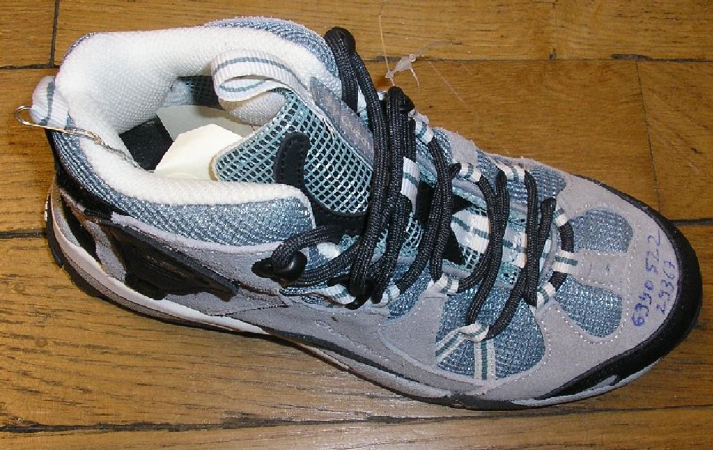 CHAUSSURE NON RECONNAISSABLE COMME ÉTANT POUR HOMME OU POUR FEMME, AVEC UN DESSUS MAJORITAIREMENT EN CUIR COMPORTANT DES PARTIES EN MATIÈRE TEXTILE, AVEC UNE SEMELLE EXTÉRIEURE EN CAOUTCHOUC, LA DENSITÉ DE LA SEMELLE INTERMÉDIAIRE ÉTANT DE 0,73, RECOUVRANT LA CHEVILLE, AVEC UNE SEMELLE INTÉRIEURE D'UNE LONGUEUR INFÉRIEURE À 24 CM, AVEC UNE LANGUETTE, AVEC DES LACETS.