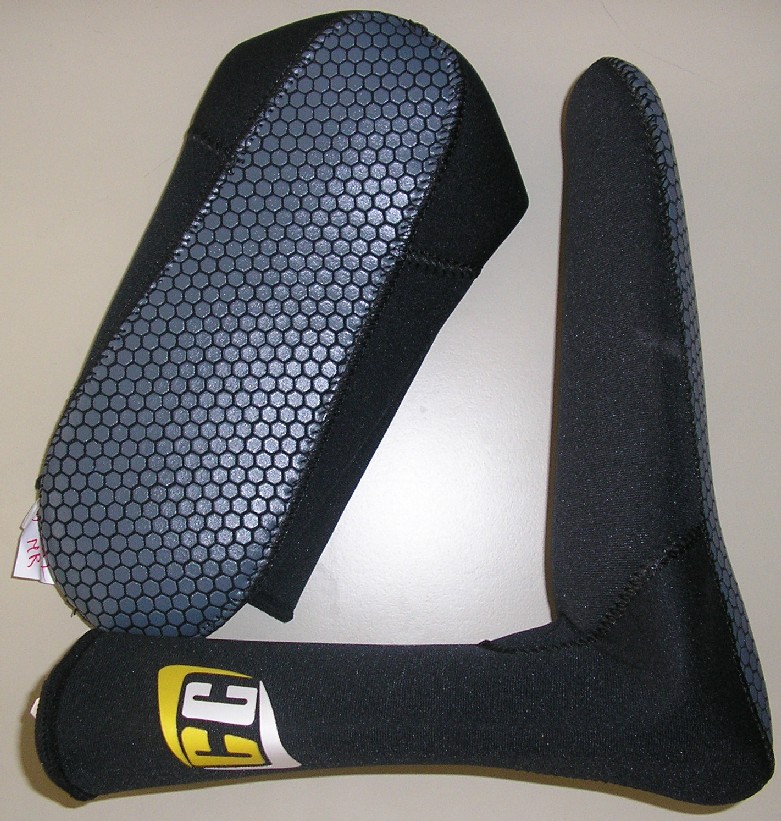 CHAUSSON DE PLONGÉE CONFECTIONNÉ EN CAOUTCHOUC ALVÉOLAIRE (NÉOPRÈNE) RECOUVERT SUR SES DEUX FACES D'UNE ÉTOFFE DE BONNETERIE DE FIBRES SYNTHÉTIQUES (NYLON), FORMÉ DE TROIS PIÉCES COUSUES ENTRE ELLES DE MANIÈRE À RECOUVRIR LE PIED JUSQU'À MI-MOLLET, LE COUP DE PIED ET LA PLANTE DU PIED. 

CET ARTICLE PRÉSENTE DES ENDUCTIONS PARTIELLES DE MATIÈRE PLASTIQUE ANTIDÉRAPANTES SUR LA PLANTE DU PIED, AINSI QU'UN LOGO SUR LA PARTIE HAUTE.