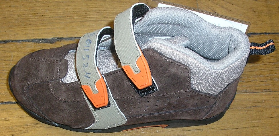 CHAUSSURE DESTINÉE À UNE ACTIVITÉ SPORTIVE (COURSE) AVEC UN DESSUS MAJORITAIREMENT EN CUIR COMPORTANT DES PARTIES EN MATIÈRE TEXTILE, AVEC UNE SEMELLE EXTÉRIEURE EN CAOUTCHOUC À TECHNOLOGIE SPÉCIALE (DENSITÉ DE 0,38 G/CM3), RECOUVRANT LA CHEVILLE, AVEC UNE SEMELLE INTÉRIEURE D'UNE LONGUEUR INFÉRIEURE À 24 CM, AVEC UNE LANGUETTE, AVEC DEUX BANDES VELCRO SUR LE DESSUS.
IL S'AGIT D'UNE CHAUSSURE À TECHNOLOGIE SPÉCIALE.