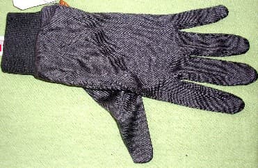 GANT EN ÉTOFFE DE BONNETERIE DE SOIE, TEINTE UNIFORMÉMENT, À MAILLES FINES, RECOUVRANT LA MAIN ET LE POIGNET, AVEC UN BORD-CÔTE AU POIGNET.