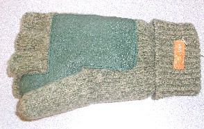 GANT, DE TYPE MITAINE, EN BONNETERIE DE LAINE DE TYPE TRICOT, DE FIBRES SYNTHÉTIQUES (85% LAINE – 5% POLYAMIDE) CE GANT EST DOTE D’UN RENFORT EN MATIERE PLASTIQUE SUR UNE PARTIE DE LA PAUME DE LA MAIN ET DE L’INDEX, AVEC UNE DOUBLURE EN ETOFFE DE BONNETERIE, AVEC UN BORD-CÔTES A LA BASE. IL RECOUVRE LE POIGNET.

LE DOS DU GANT COMPORTE UNE PARTIE AMOVIBLE FIXEE À UNE BANDE VELCRO QUI SE RABAT SUR LE DESSUS PERMETTANT AINSI DE TRANSFORMER LE GANT MITAINE EN GANT MOUFFLE.