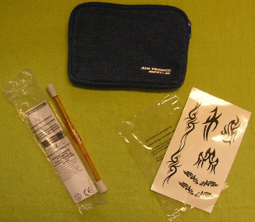 STYLO À BILLE EN MATIÈRE PLASTIQUE, PRÉSENTÉ DANS UN SACHET EN MATIÈRE PLASTIQUE AVEC LA NOTICE D'EMPLOI, AVEC UNE CARTOUCHE NON REMPLACABLE. 
LA POINTE DU STYLO EST RÉTRACTABLE, ELLE SORT EN FAISANT TOURNER LE STYLO SUR LUI-MÊME. LES DEUX EXTRÉMITÉS DU STYLO SONT RECOUVERTES D'UNE MATIÈRE PLUS MOLLE PERMETTANT AU STYLO DE REBONDIR SI ON LE LANCE SUR UNE SURFACE DURE.

CET ARTICLE EST CONDITIONNÉ POUR LA VENTE AU DÉTAIL AVEC:
- DES DÉCALCOMANIES CLASSÉES SÉPAREMMENT AU RTC N°FR-E4-2006-002486-01,
- UNE POCHETTE CLASSÉE SÉPAREMMENT AU RTC N°FR-E4-2006-002486-02.